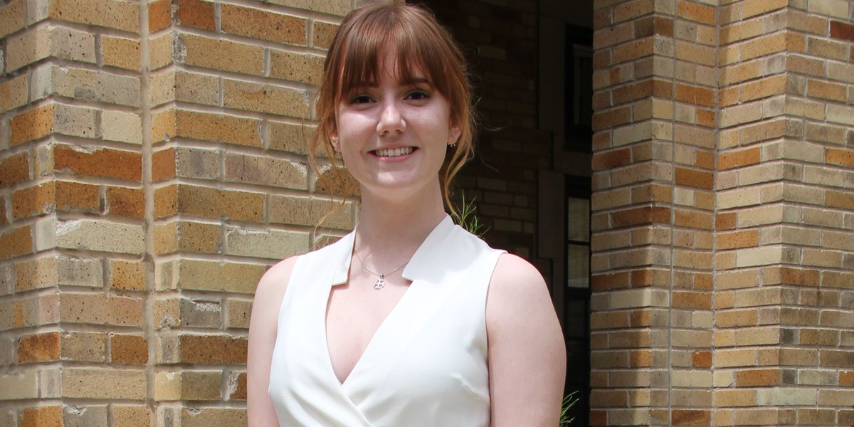 saintmarys's tweet photo. The Saint Mary's College Alumnae Association honored Meredith Mackowicz ’19 with this year’s Outstanding Senior Award. Congratulations Meredith! 🔔  #BellesGrad2019 #GoBelles
https://t.co/FmbhAlcORf https://t.co/sXQwPm8lf1