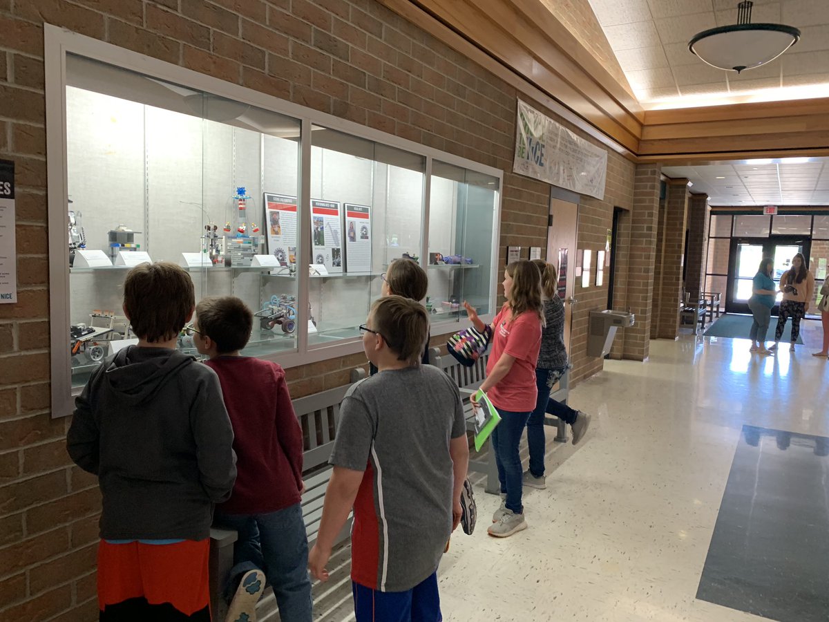 GrahamMidSchool's tweet photo. GMS 6th Grade Student Falcon Fly Mentors leading tours with our upcoming 6th Grade Students from GES! #FalconFly #StudentLeaders #GMSpride https://t.co/mYWig3fR4k