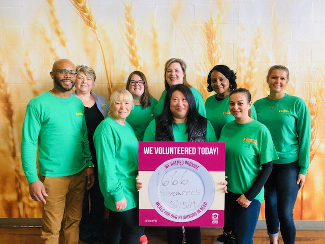 _mel_wilson's tweet photo. Spending quality time with the team engaging in a positive purpose. Thanks @ACRFoodbank for hosting us! We are proud to be a major partner, supporting an important initiative in the community.
#ShearersTalent @CookiesandCrackers #Popcorn #SaltySnacks https://t.co/2y6TkBKnKE