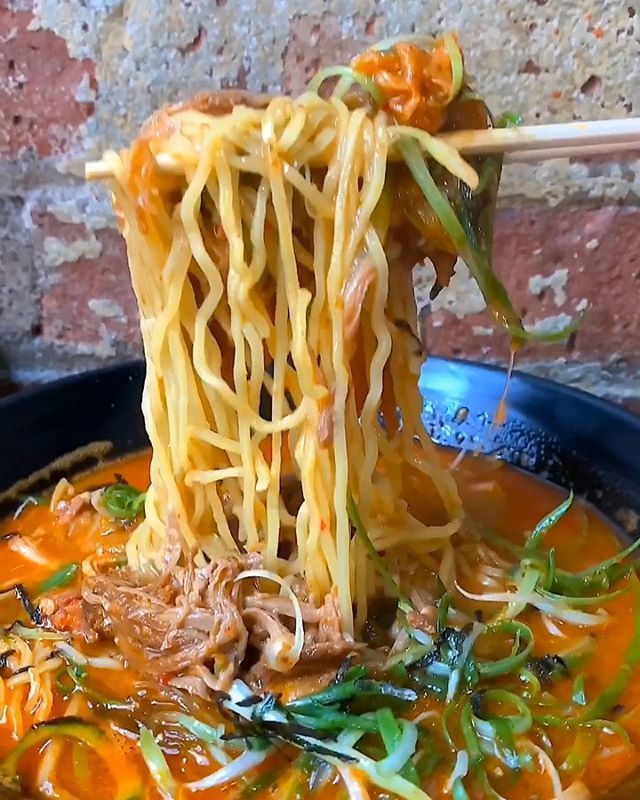 jeaniusNYC's tweet photo. Turn the volume up bc @mokbar_nyc’s #KimchiRamen got me dancing the noods! 🇰🇷 #🍜 Love Chef @choibites’ #KoreanRamen w/ #Kimchi bacon broth, braised pork, stewed bacon kimchi, scallion, and nori at @chelseamarketny!
.
#jeaniuseatsvideo #mokbar #김치… https://t.co/hC3Vwl9LH7 https://t.co/a81jzJUjtH
