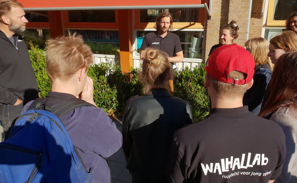 marcomout's tweet photo. Met dit geweldige team,  250 scholieren en factor 20 op de kop aan de slag met #GreenBase in #Arnhem. Precies 1 jaar na het eerste grote project #DeGeheimeTuin schalen we nu fiks op.

https://t.co/teKY6QHfK2 https://t.co/FJdSO0sHjm