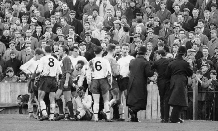 robertmdaws's tweet photo. #IanStJohn gets his marching orders for striking #Fulhams #MarkPearson in the face @Fulham_Focus @FulhamFC @LBNo11FFC @WhiteNoise1879 #LFC @LFC @angelcakepics https://t.co/luHYXrv3Hk