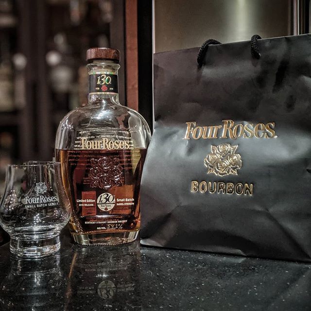 BourbonCurator's tweet photo. Thanks to @moonshinegrill and @fourrosesbourbon for the invite to the Small Batch Select launch
#whiskeycurator #bourboncurator
.
.
.
.
.
.
.
.
.
.
#moonshinepatiobarandgrill #fourroses #fourrosesbourbon #smallbatchselect #launch #launchparty #bourbon #w… https://t.co/nGEo8Y1w2h https://t.co/r6EYRbfAI4