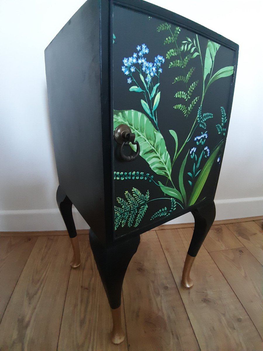 Paul59Harper's tweet photo. Good evening #handmadehour
 #upcycledfurniture #upcycling #decoupage #chalkpaint
I tried something different this weekend. Decoupaged and chalk painted this cabinet. Just needs another coat of wax. #quitepleased https://t.co/ltRv1FO7zW