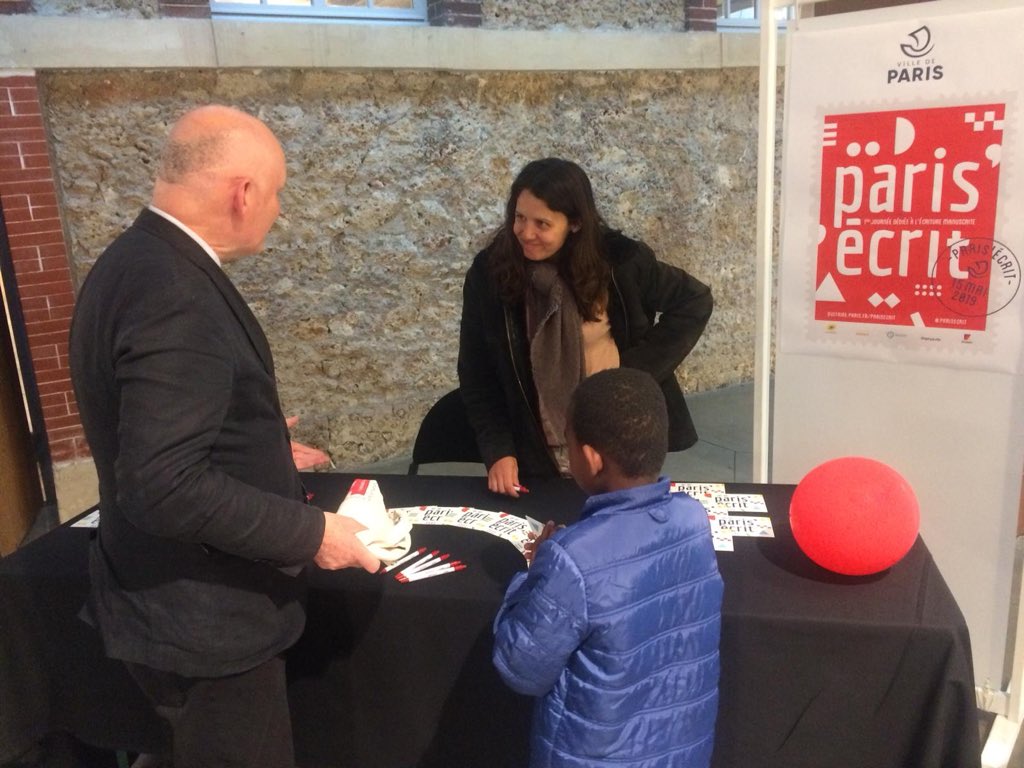 cgirard's tweet photo. Le @104paris accueillait un des 200 bureaux #parisecrit répartis dans @Paris où Parisiennes et Parisiens pouvaient prendre le temps d’écrire à quelqu’un. @Anne_Hidalgo @SophiaHocini @mairie18paris https://t.co/rtrpKxihXZ