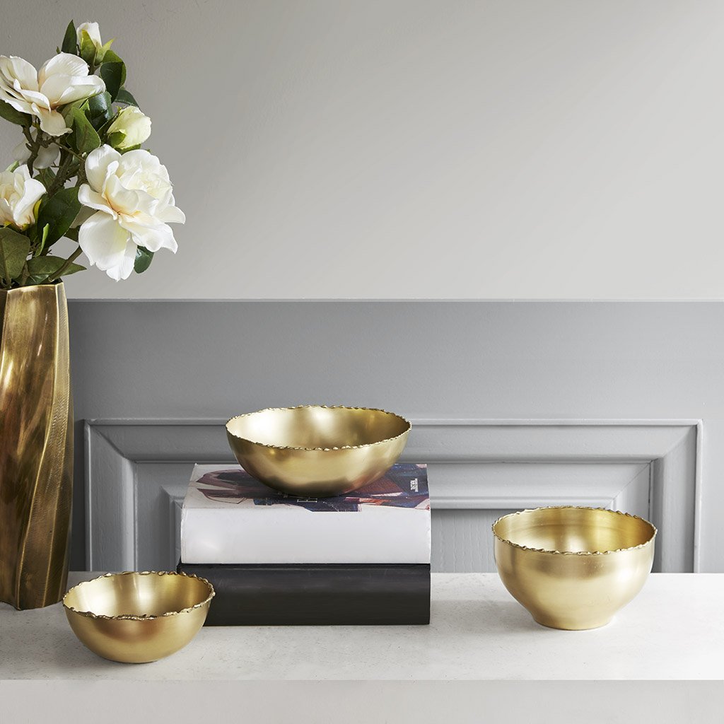 DesignerLiving's tweet image. Shine on with brass accents—these bowls can brighten up the look of any corner! A perfect compliment other trinkets, this set of 3 each come with a beaded finishing for a casual, yet glamorous look. 

Catch this set on sale today: bit.ly/InsiderSteal