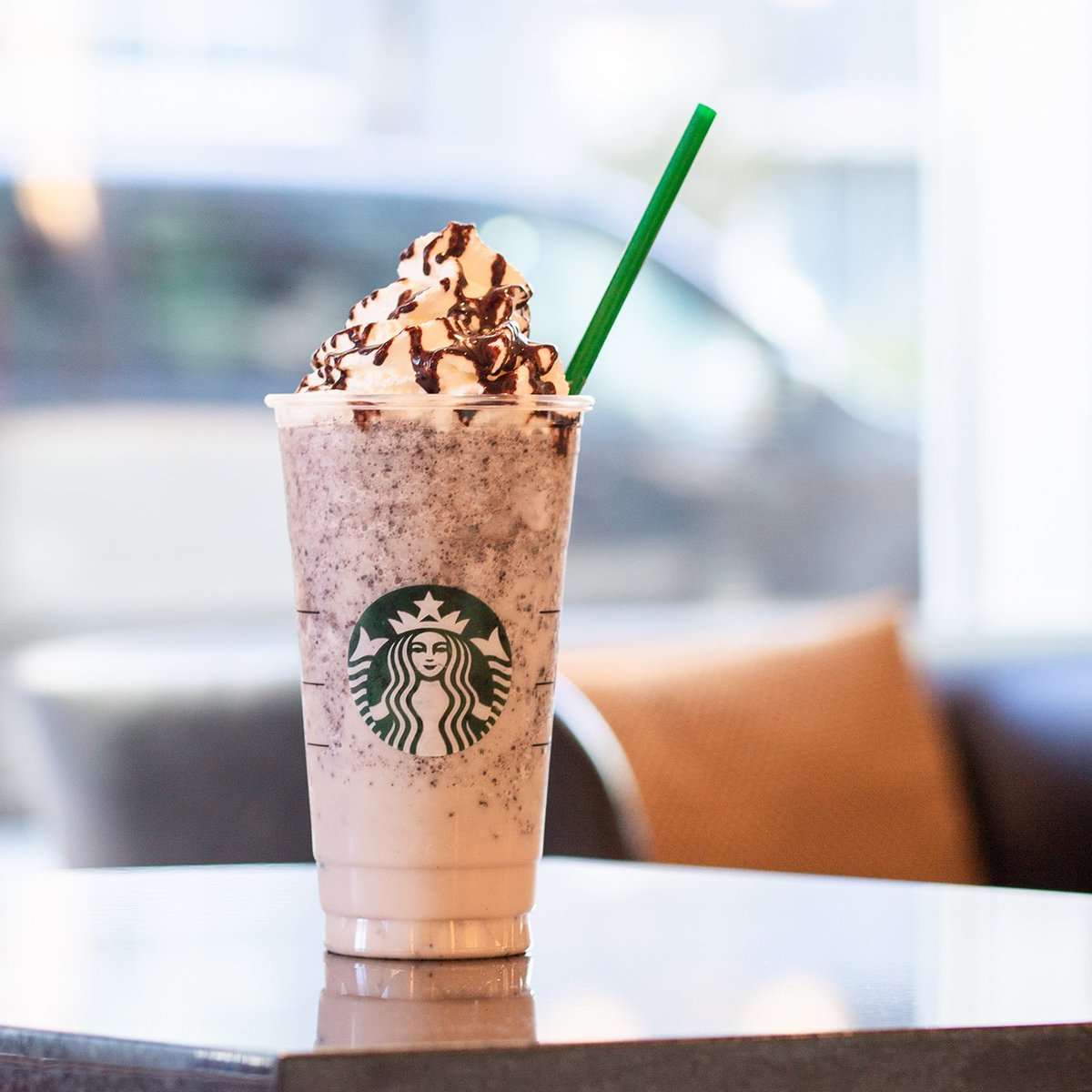 Happy #NationalChocolateChipDay! 🍫 Stop by and celebrate with a chocolate chip #frappuccino from <a href="/Starbuck/">Amanda Starbuck @amandastarbuck.bsky.social</a> at 111 East Cermak Road - the perfect complement to this beautiful 70° afternoon in #Chicago!