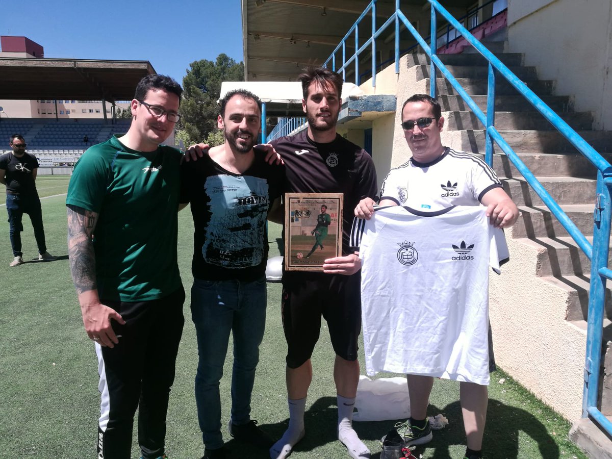 Hoy  la peña mirando pa Cuenca a dado el tercer trofeo mejor jugador de la temporada a <a href="/raulmarqueta12/">raul marqueta🦴</a>  felicidades porterazo .