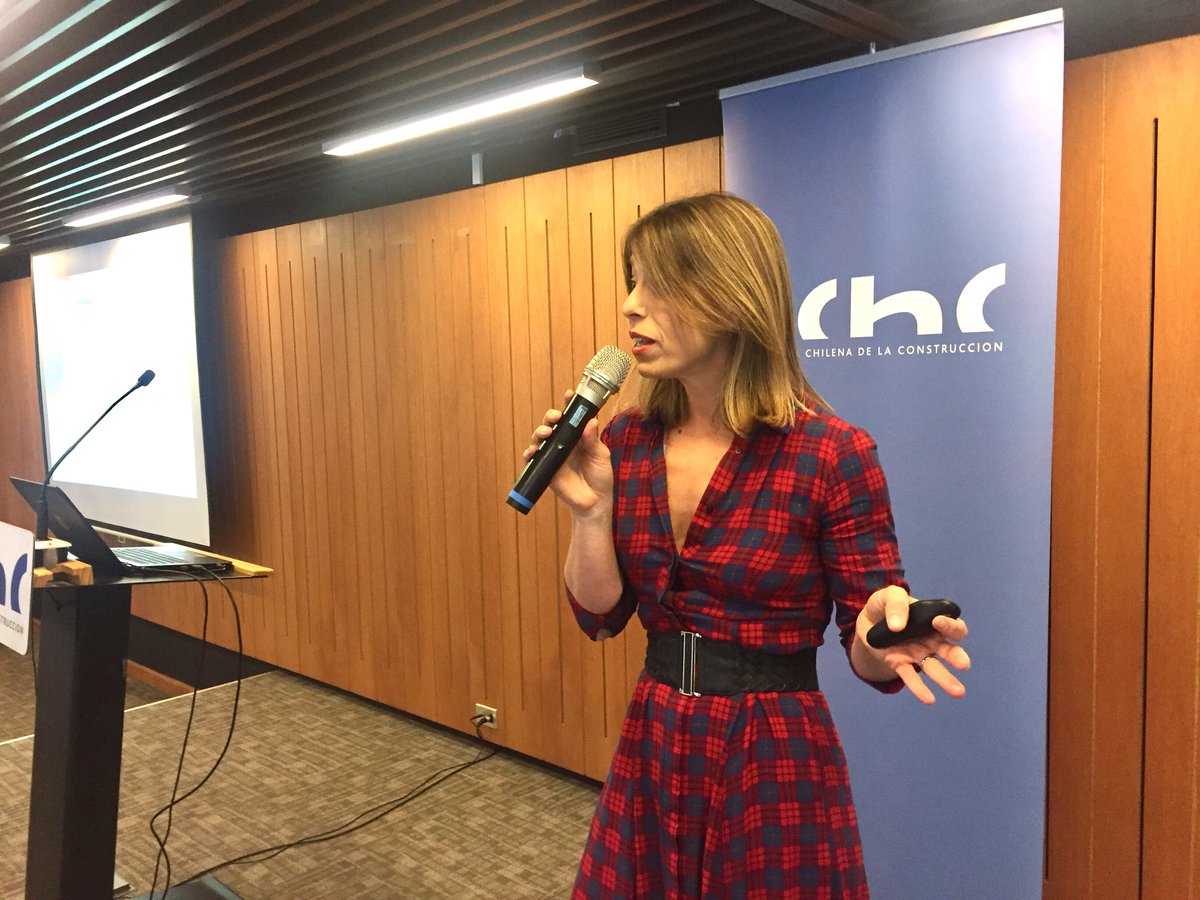 CChCValparaiso's tweet photo. Ma. Trinidad Moran, Jefa División de Planificación y Desarrollo del @GoReValparaiso presenta cartera de proyectos GORE que cuentan con financiamiento, a socios de #CChCValparaíso, buscando dar un impulso y reactivar la actividad regional @CamaraCChC @IntendenciaV @SeremiEconomiaV https://t.co/VNJzwYdQyK