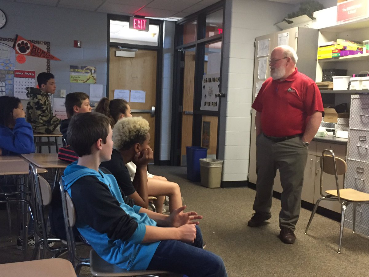 SaveryTruman's tweet photo. Huron 7th Grade #hurontigers #dakotaprovisions #McDonalds #sdnationalguard #luxurymovietheatre career day hms_socialmedia https://t.co/jfK7Krrpwc