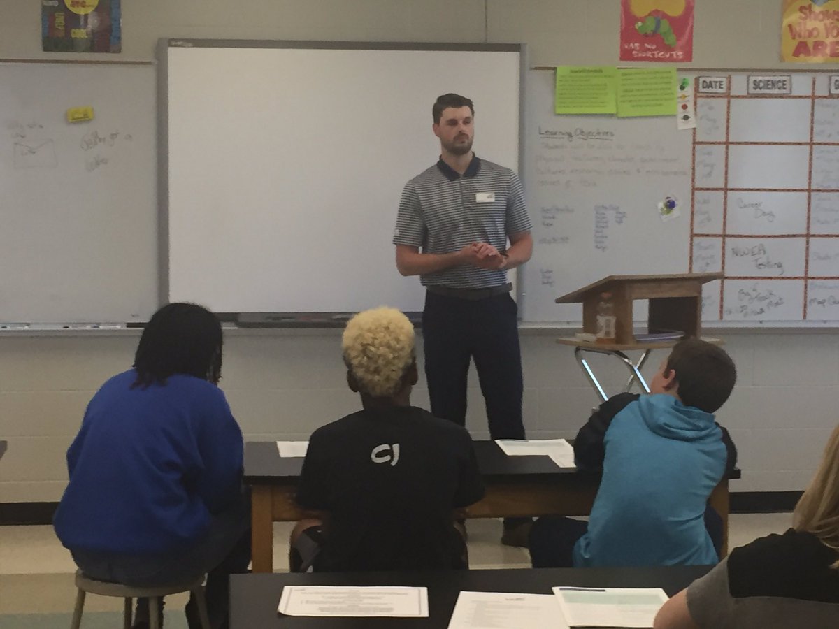 SaveryTruman's tweet photo. Huron 7th Grade #hurontigers #dakotaprovisions #McDonalds #sdnationalguard #luxurymovietheatre career day hms_socialmedia https://t.co/jfK7Krrpwc