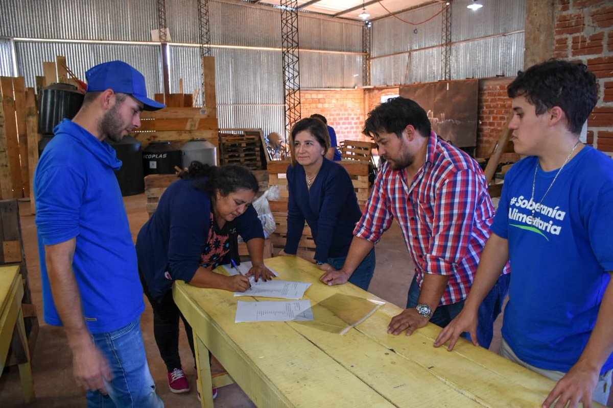 martaferre's tweet photo. #ahora en Oberá entregamos. Herramientas varias y otros insumos para la producción hortícola a los delegados del FOL. Hay trabajo iniciado #juntos en la producción d alimentos🌶🥒🥦🥕
#EstamosDeTuLado https://t.co/eITnDj7chF