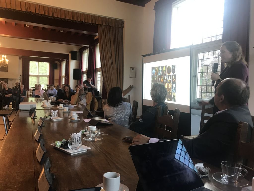 Oude tijden herleven vandaag in het Mauritshuis in Willemstad als gemeentehuis. Vandaag daar commissievergadering. De raadscommissie is positief over de inhoudelijke plannen om het Mauritshuis in te richten als bezoekerscentrum.