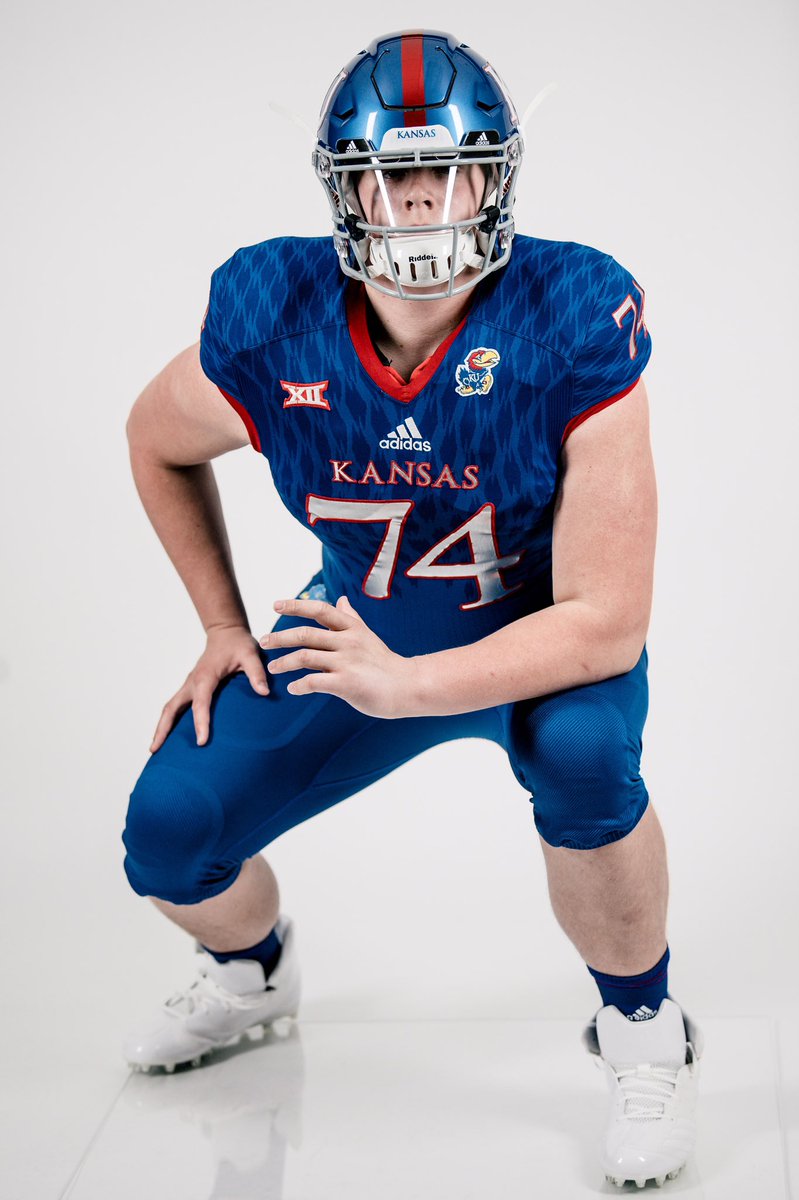 bmocj77's tweet photo. Had a great time in Lawerence! Thank you @CoachLMeadows @CoachLesMiles and @CoachEargleKU for having me! #RockChalkJayHawk https://t.co/w46qEF4Xoe