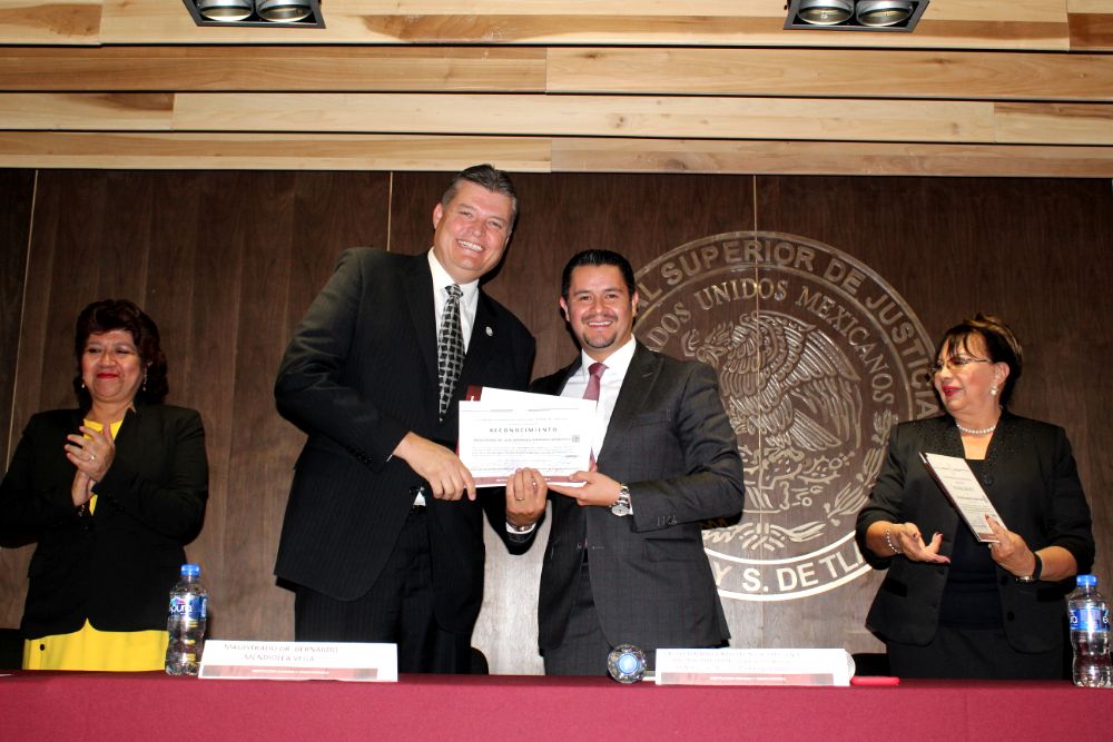 PJTLAXCALA's tweet photo. El Magistrado Presidente del @PJTLAXCALA @MALDONADOHEC clausuró la etapa de aplicación de los exámenes de oposición a diferentes plazas; y en un ejercicio de transparencia, entregó reconocimientos a magistrados y jueces del @htsjpuebla por participar como jurados. https://t.co/814QxEkzGm