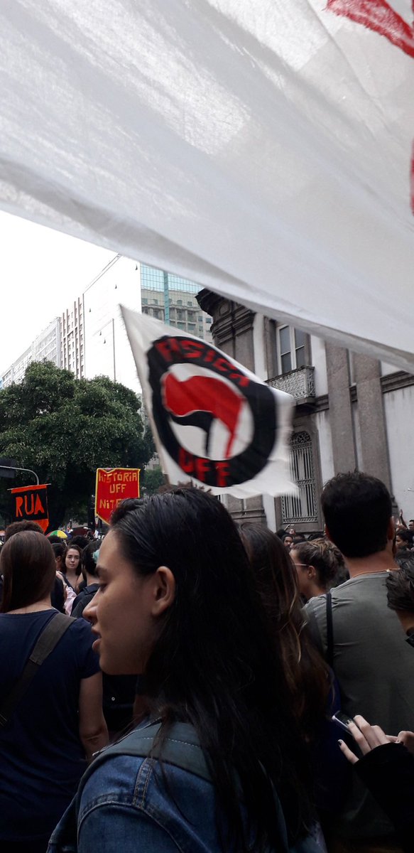 AnaBia_BR's tweet photo. Candelária/RJ #UFFResiste #TsunamiDaEducação #NaRuaPelaEducação #TodosPelaEducação https://t.co/EdWLnUWFD0