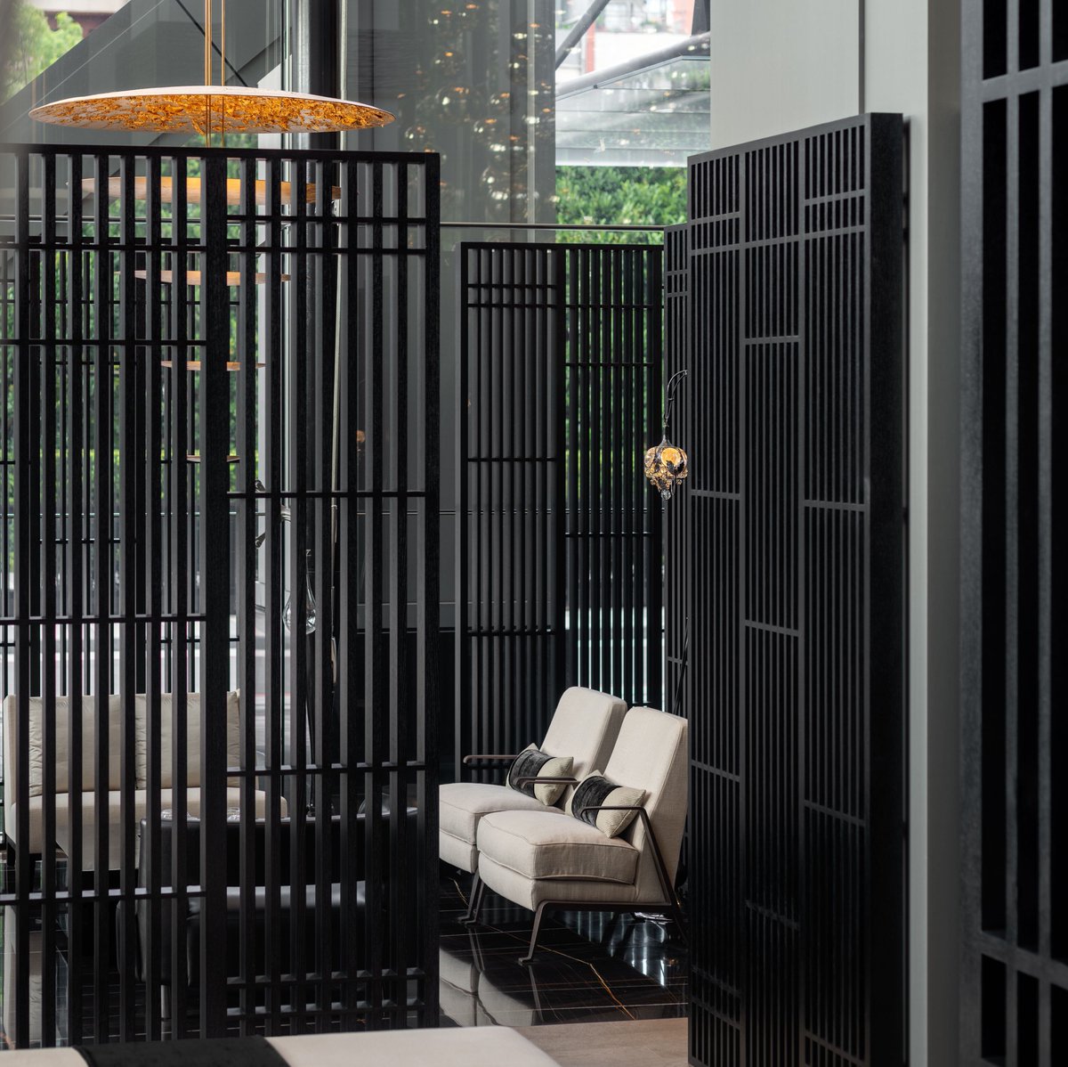 kellyhoppen's tweet image. Stripes are interpreted in diverse ways across cultures. The simplicity of the strictly monochrome dojo mats of Japan speaks of order. A Persian palace makes riotous use of pink, gold and red lines. #kellysdesigntips #createyourhome