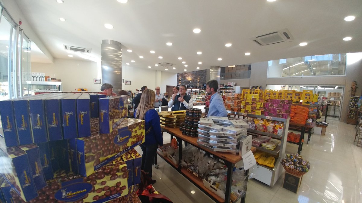 UlpianoSuarez's tweet photo. Recorremos las instalaciones de la fábrica de #Chocolezza, una empresa mendocina dedicada la elaboración de productos con chocolate artesanal. https://t.co/Hx4s8Ha6i1