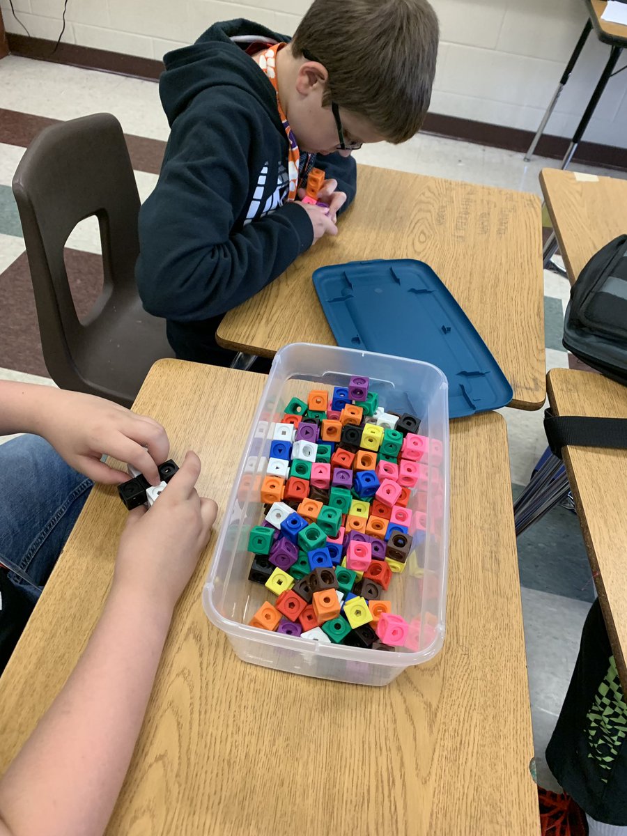 bfredericks0425's tweet image. Making fidget spinners with linking cubes @Westview_GWD50 @wstmediacenter #stemschallenge #6thgrade