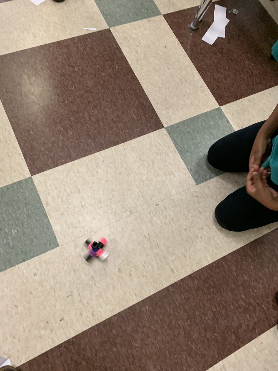 bfredericks0425's tweet image. Making fidget spinners with linking cubes @Westview_GWD50 @wstmediacenter #stemschallenge #6thgrade