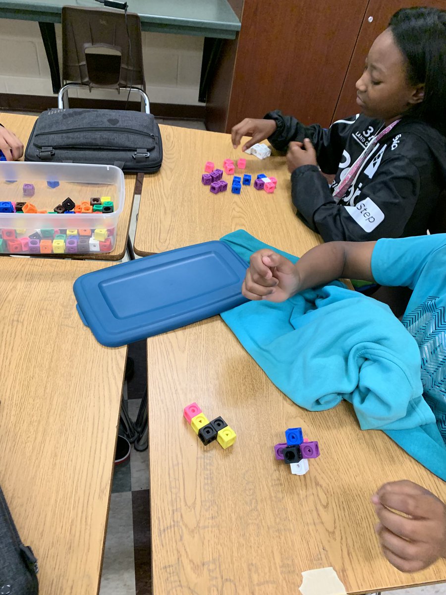 bfredericks0425's tweet image. Making fidget spinners with linking cubes @Westview_GWD50 @wstmediacenter #stemschallenge #6thgrade