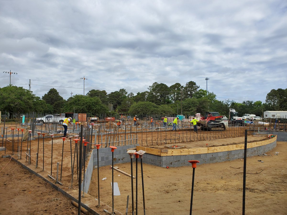 beckhambengals's tweet photo. Still on schedule!  @CCSDConnects @LBHSPrincipal @contract1984 @CummingCorp Steel going up, cafe, gym, stage! #buildingbeckham #2020 https://t.co/UQ8gvKhojI