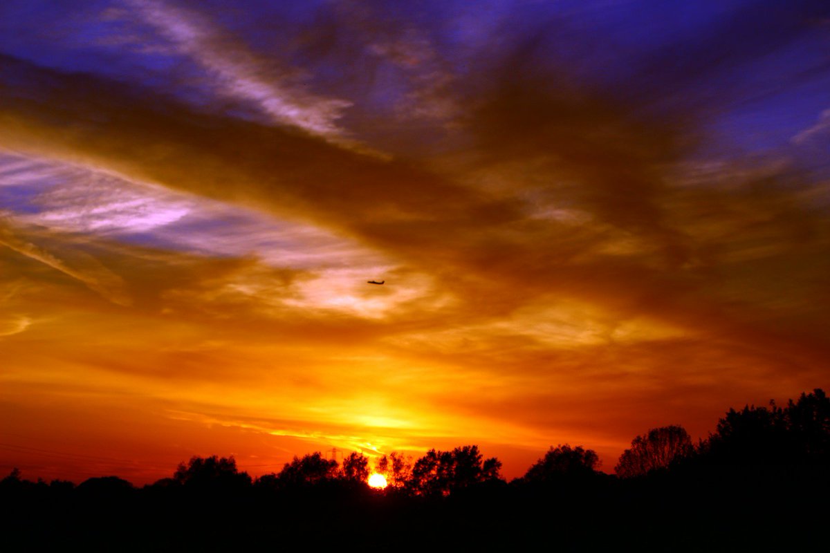 MeleeWilmslow's tweet photo. Lovely #May #Sunset tonight #wilmslow #cheshire @WilmslowWeather @manairport @LoveMobberley @socheshire @NATSManchester https://t.co/O3QIDsdb3u