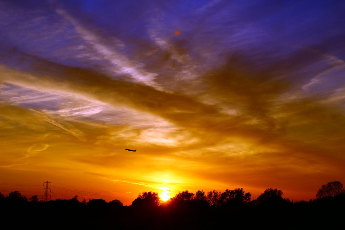 MeleeWilmslow's tweet photo. Lovely #May #Sunset tonight #wilmslow #cheshire @WilmslowWeather @manairport @LoveMobberley @socheshire @NATSManchester https://t.co/O3QIDsdb3u