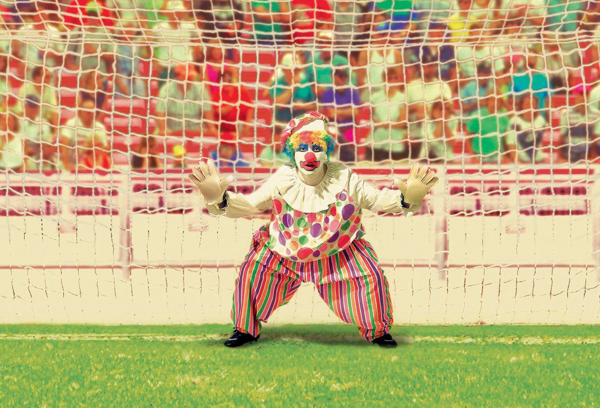 Клоун плюх зарядка комплекс. Клоун футболист. Клоун на футбольном поле. Клоун в поле. Клоун с футбольным мячом.