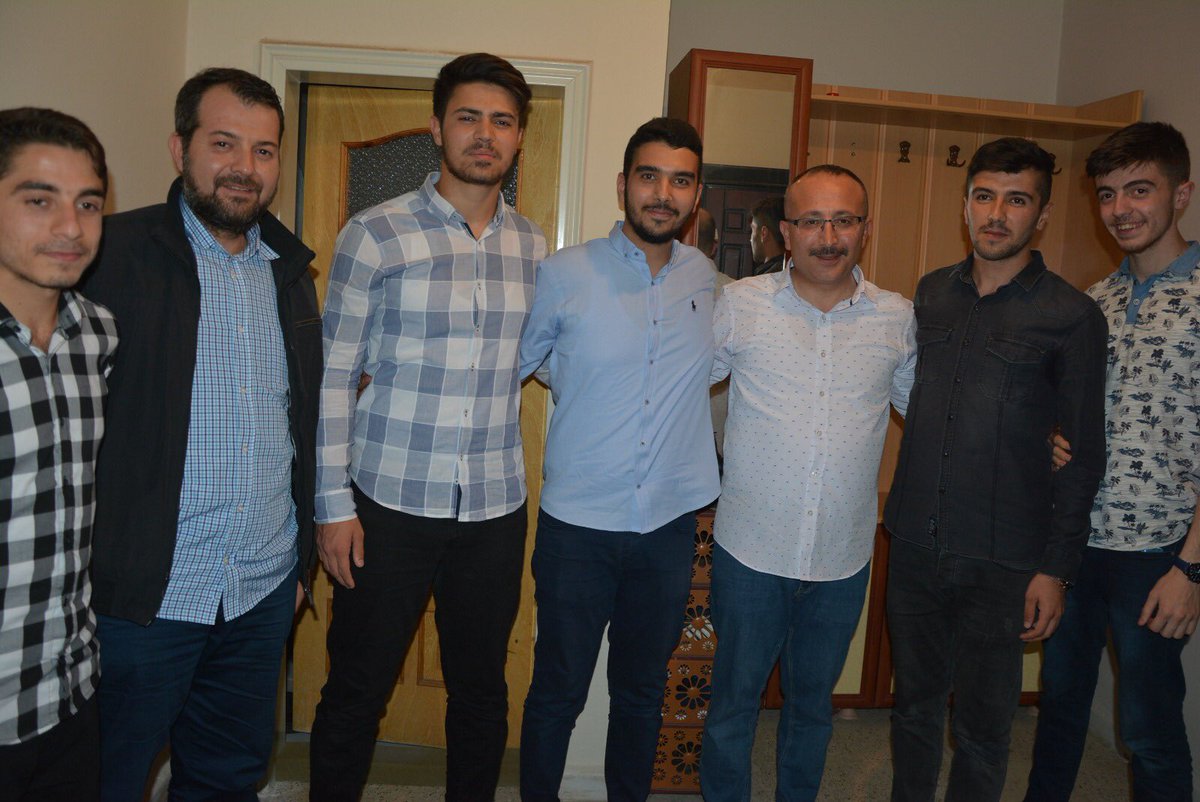 Siirt Üniversitesi öğrencilerinin iftar sofrasına konuk olan Vali Ali Fuat Atik’ gençlere #Çanakkale gezisi sözü verdi. 

Vali Atik, “Gençlerimize sahip çıkmak, geleceğimize sahip çıkmaktır”