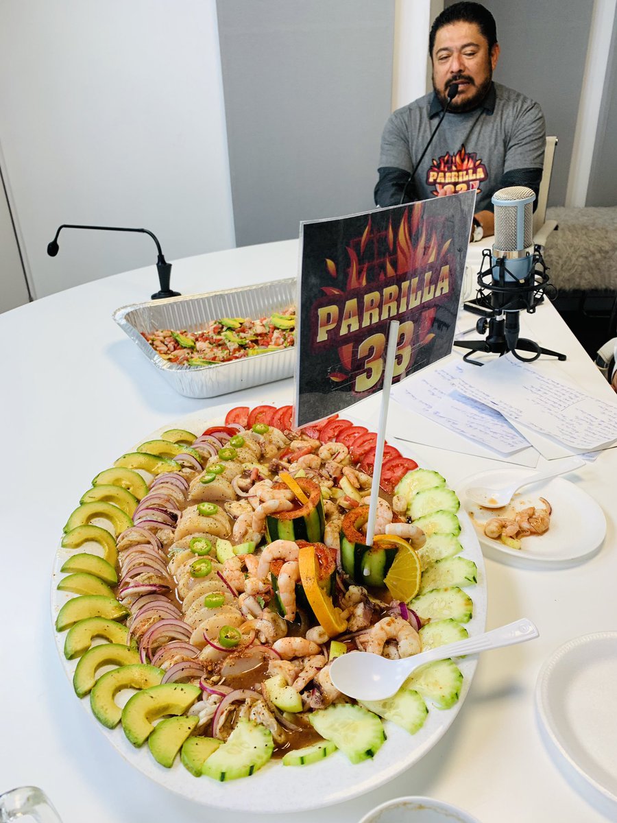 j_medina37's tweet photo. gracias a #laparrilla33 por mi comida de hoy en #witzitv muy agradecidos..ya estamos a punto de comenzar en "de primera mano" ese territorio medina reportenseee.. https://t.co/ugK7o9g91l