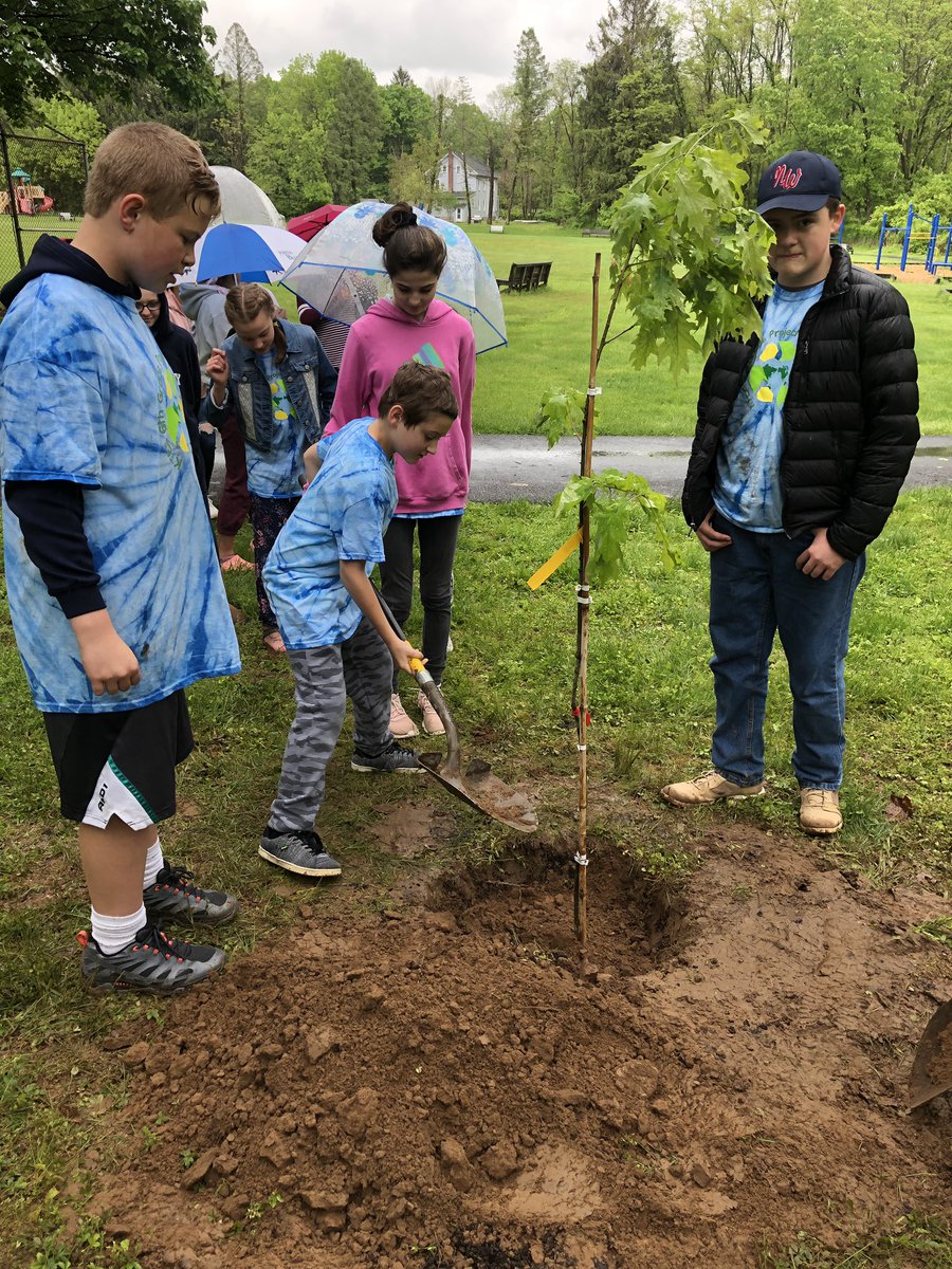 ktesapps's tweet photo. The 2019 sixth grade class presented their gift to KTES last night. We are so pleased with the addition of our own Northern red oak tree aka the Wishtree! Thank you!!!
#wishtree #kaauthor #katherineapplegate https://t.co/nfLsHao2Go