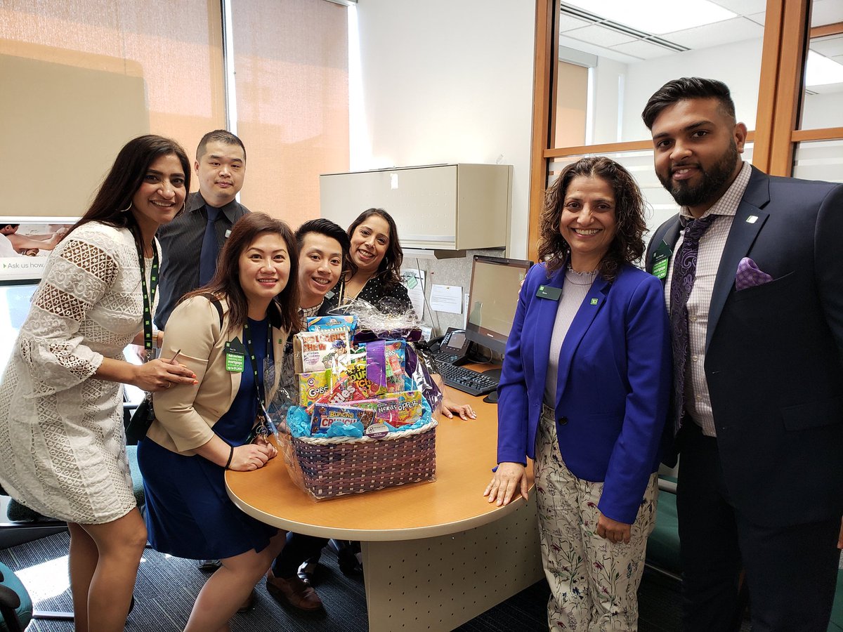 Thanks @NicoleKubica_TD for the sweet surprise and recognition! Fraser and 49th thanks you a ton! #TD <a href="/AndyCribb_TD/">Andy Cribb</a> <a href="/ivanho326/">Ivan Ho</a> <a href="/SaranSelina/">smiley</a> <a href="/kayliu128/">Kay Liu</a>