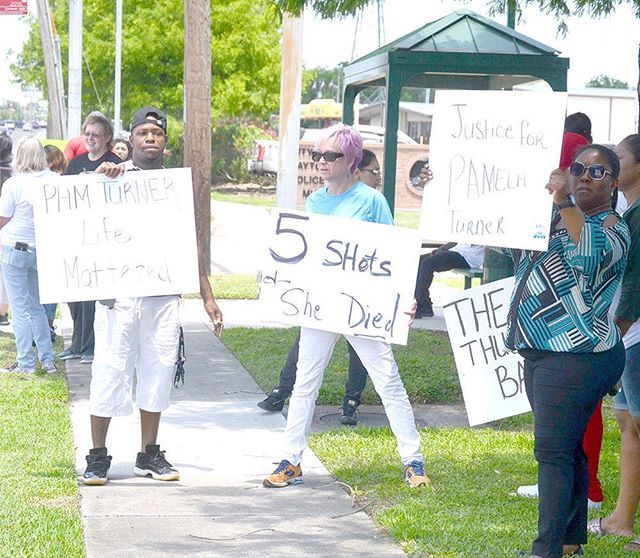 19Magazine's tweet image. A police spokesman said the officer has been put on “paid leave” and said it was “disrespectful” that someone recorded the shooting and posted it on social media 🤨

What are your thoughts on the Pamela Turner shooting?

#pamelaturner #shooting #murde… bit.ly/2EeMTGi