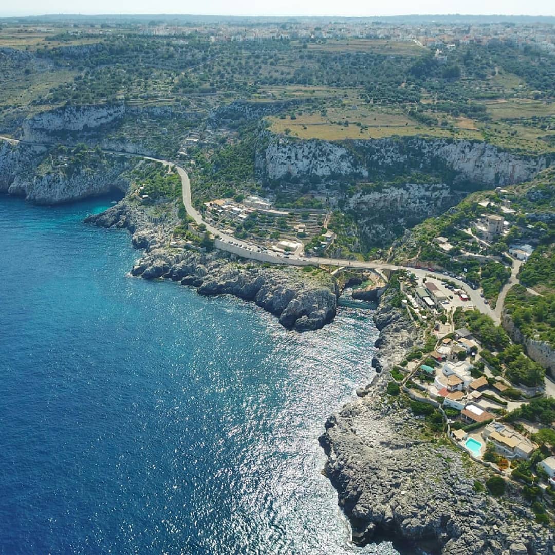 FriscousP's tweet photo. Insenatura del Ciolo, Salento. Vista aerea.  #Friscous #Salento #Estate #food #weareinpuglia #Italy #Taste #Vegan #noneladurso https://t.co/xapKMhu872