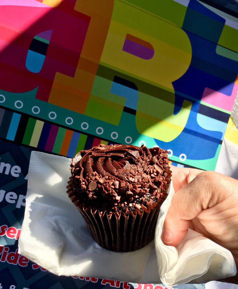 This_is_LH's tweet photo. When it’s a special Birthday for someone you love, and you can’t be with them- then you get stuck at a monthly meeting, and your supervisor surprises everyone with cupcakes from her favorite place... #TooManySigns #ImPathetic #Love #Always https://t.co/9AzX02vqTc