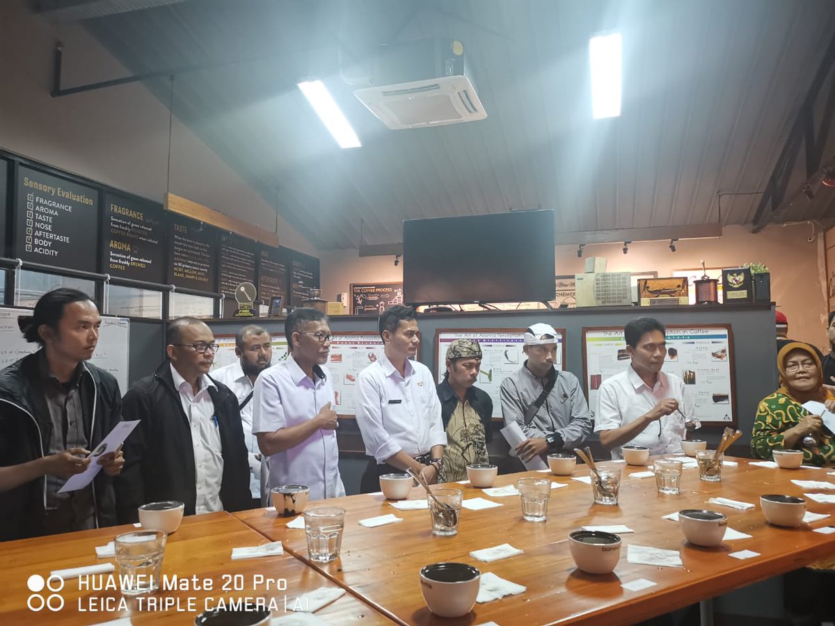disbun_jabar's tweet photo. Tindak lanjut kerjasama Salim Grup dengan Petani kopi #JavaPreanger bertempat di Upnormal Roastery Cihampelas. https://t.co/cgAX2IIgzq