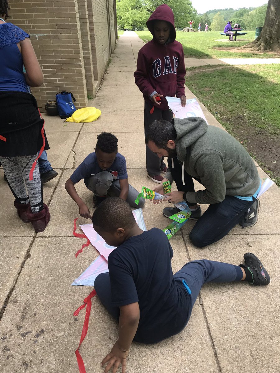 We had a great kite celebration at WES’s Huddle Up Leaders Mentor Club! Thanks Ms. Canteen and our awesome volunteers!#mentors  <a href="/lisadingle5/">lisa dingle</a> <a href="/WarrenES_BCPS/">Warren Elementary</a> <a href="/KristineBrugge/">Kristine Brugge</a>