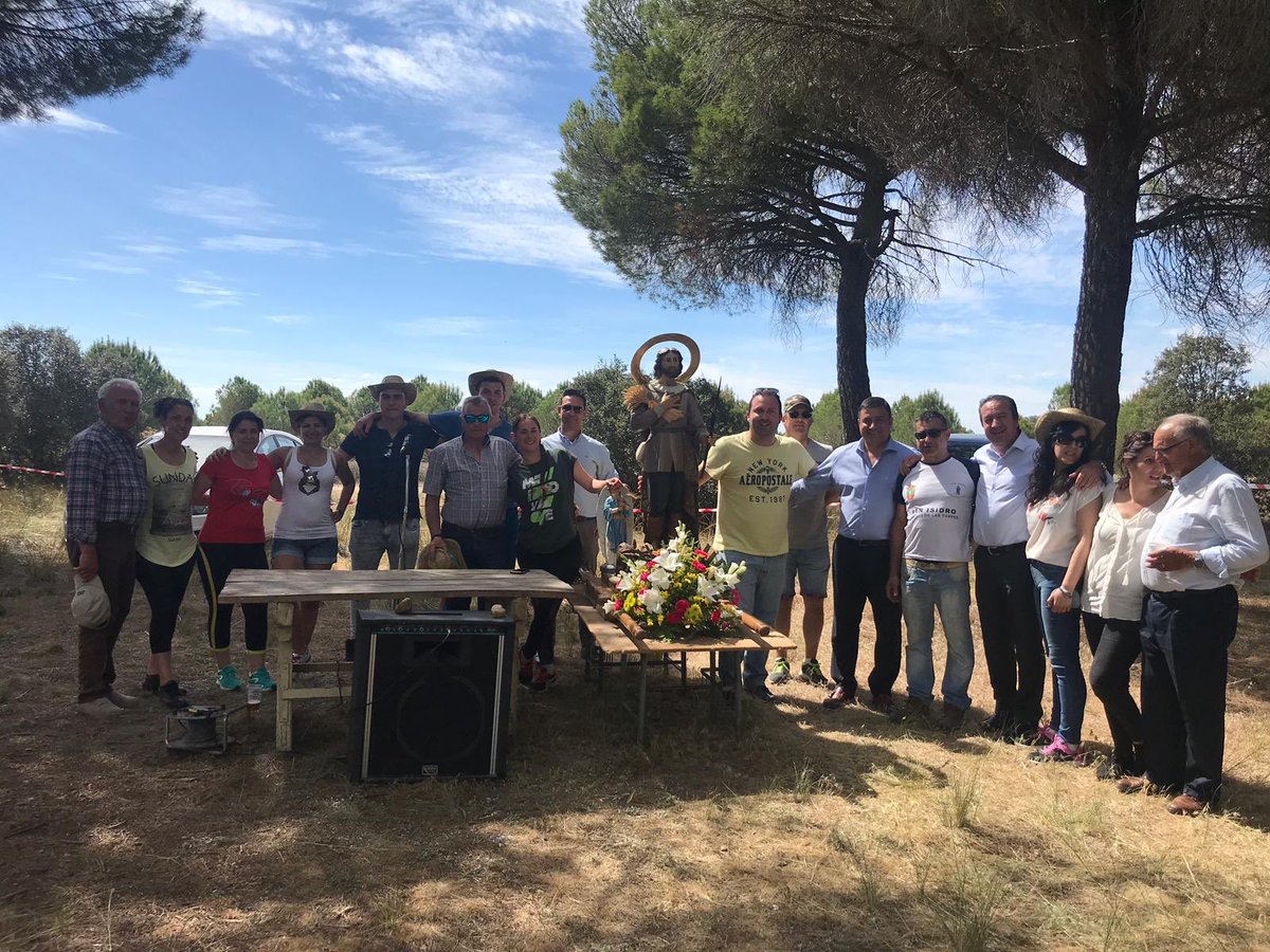 CarlosGarcia_PP's tweet photo. Hemos celebrado #sanisidro2019 en distintos pueblos de #Ávila, entre ellos #Barromán, #HorcajoDeLasTorres, #Sinlabajos y #Madrigal. Con la gente del #campo, siguiendo tradiciones que nos enseñaron padres y abuelos, celebrando y recordando a quienes trabajaron y trabajan la tierra https://t.co/0wB98tfZnh