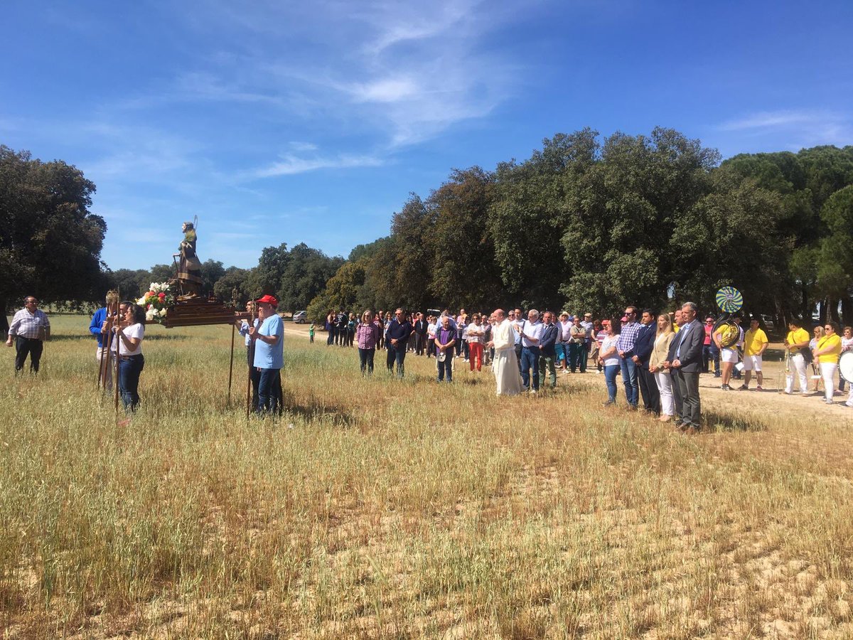 CarlosGarcia_PP's tweet photo. Hemos celebrado #sanisidro2019 en distintos pueblos de #Ávila, entre ellos #Barromán, #HorcajoDeLasTorres, #Sinlabajos y #Madrigal. Con la gente del #campo, siguiendo tradiciones que nos enseñaron padres y abuelos, celebrando y recordando a quienes trabajaron y trabajan la tierra https://t.co/0wB98tfZnh