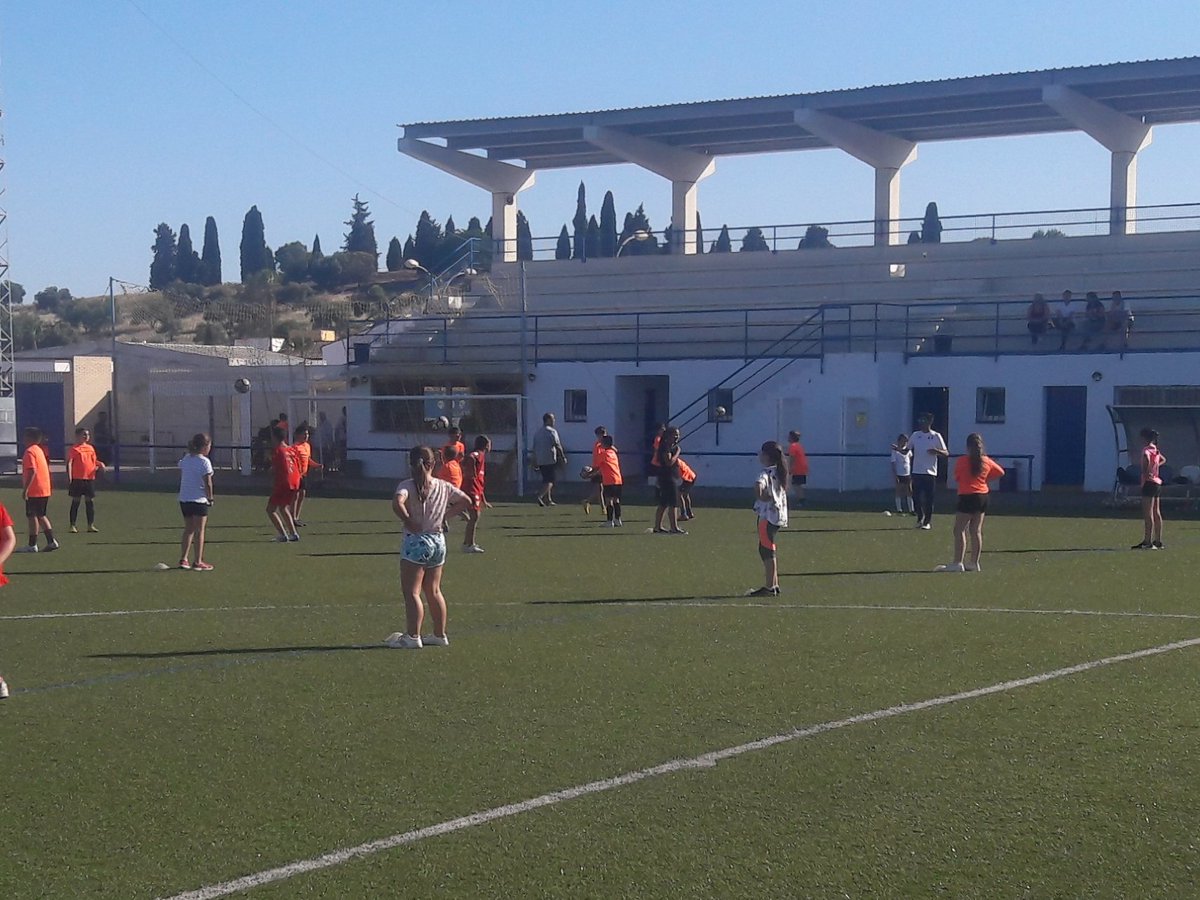 cd_santiponce's tweet photo. 🗣Miércoles, 2° día de captación, muchas caras nuevas, muchas ilusiones, muchas alegrias y muchas muchas chicas!!!
Seguimos creciendo 💪🏼❤💙 https://t.co/UoATSgY8Xy