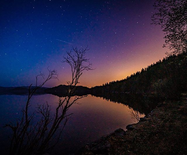 borreli's tweet photo. Flott skue over Valnesbukta på Jonsvatnet, men dærsken hvor skummelt det er å stå der i stupmørket foran krattskogen og vente på eksponeringen!🙈
👹👻👽🦇🦌🦡
.
#ig_nightview #trondheim #jonsvatnet #valnesbukta #longexpo #nightsky #reflections #mørkredd #spooky #whatwasthatsoun… https://t.co/j64KYt1vZ8