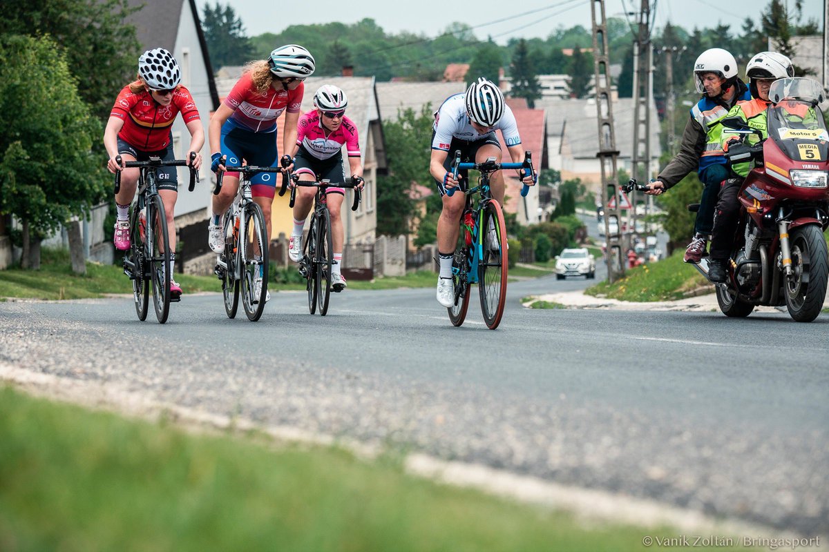 VeronikaJandov2's tweet photo. Throwback to the Sunday race in Hungary🇭🇺- 13th place.
#ucirace #roadcycling #V4ladiesseriespannonhalma #cycling #wheeldivasteam #womencycling #uciwomencycling #wmncycling #stevensbikes #catlikehelmets #alé #uci_road #UCIWWT #czechrepublic @wheeldivas
📸 @vanikzoltan https://t.co/MF4Zanp8hJ