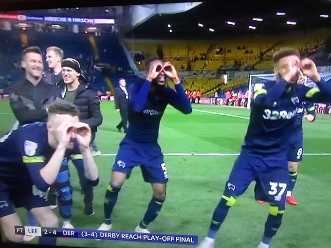 _BeFootball's tweet photo. Quand les joueurs de Derby County célèbrent leur victoire en mimant d'avoir des jumelles, en référence au #Bielsagate ! 👀 https://t.co/Q35EJaMBes