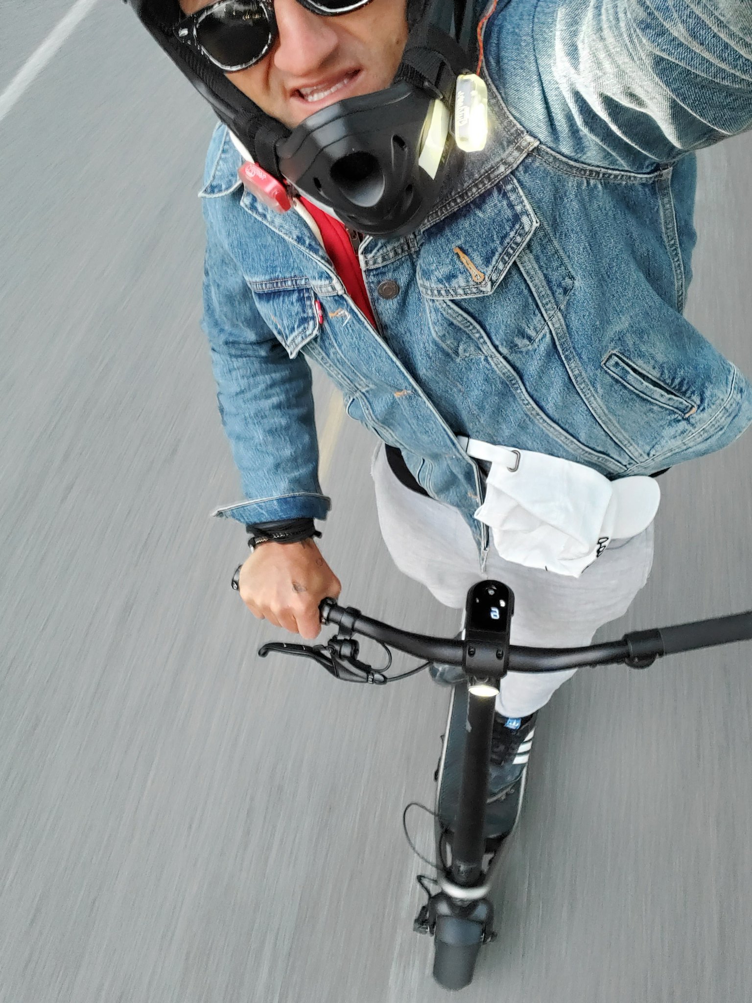 Casey Neistat on X Boosted Scooter so fast you have to wear the full face helmet https t gVlAFuwEjq X