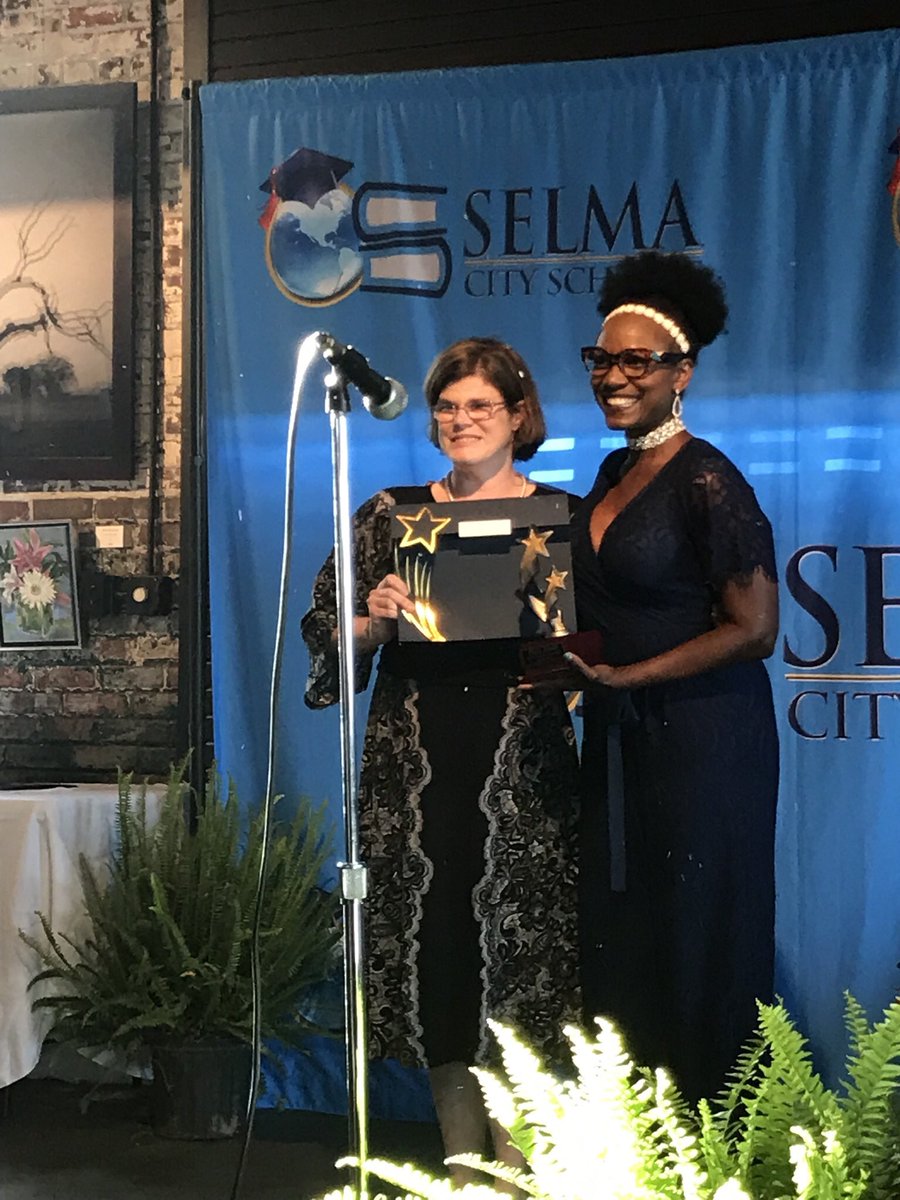SelmaRocks027's tweet photo. @MviewLions I am so honored and humbled to be the school nominee, and co-recipient of this year’s first ever Parent/Guardian of the Year at the 2019 AIME Awards! Pictured is me with Principal Pam Rackley, and me with @DrAvisW HOORAY for #TeamSelma https://t.co/jkT3xXXgBu