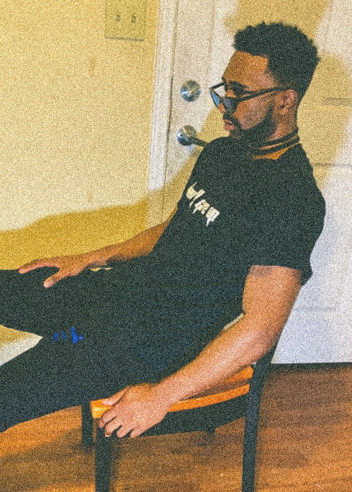 How girls start taking pictures when they get a pair of those trendy small glasses 😂😂