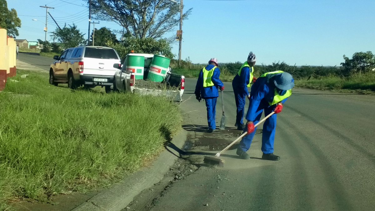 MnqumaMunic1's tweet photo. Road maintenance, kerb clearing and potholes patching to improve  ease of traffic. https://t.co/rCjZJdeUQE