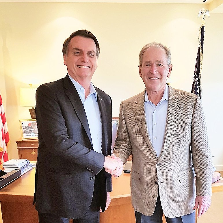 jairbolsonaro's tweet photo. Na tarde de hoje encontrei-me com o ex-presidente dos Estados Unidos, George W. Bush, em seu escritório no Texas. Uma saudável e produtiva conversa. Seguimos trabalhando e buscando conquistar cada vez mais a confiança do mundo no Brasil. 🇧🇷🤝🇺🇸 https://t.co/OZvCWkmO9i