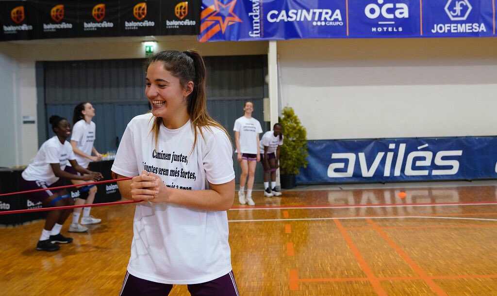 VictorCiavatini's tweet photo. “Cuando eres capaz de convertir lo extraordinario en lo habitual, el mérito es incalculable” (👀Silvia Domínguez) 🙏🏼 Acaba una etapa maravillosa para una enorme generación 💜 #hastasiemprequeridas 😊 @FemSantAdria ⛹🏽‍♀️🏀 #febjuniorf2019 (📸 Alberto Nevado) https://t.co/ObTPFzPLLB